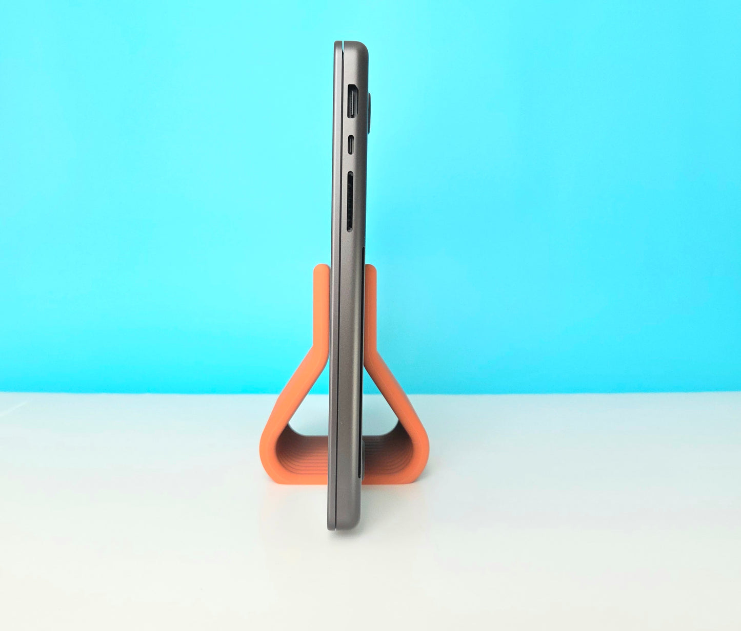 Ribbed Vertical Laptop Stand