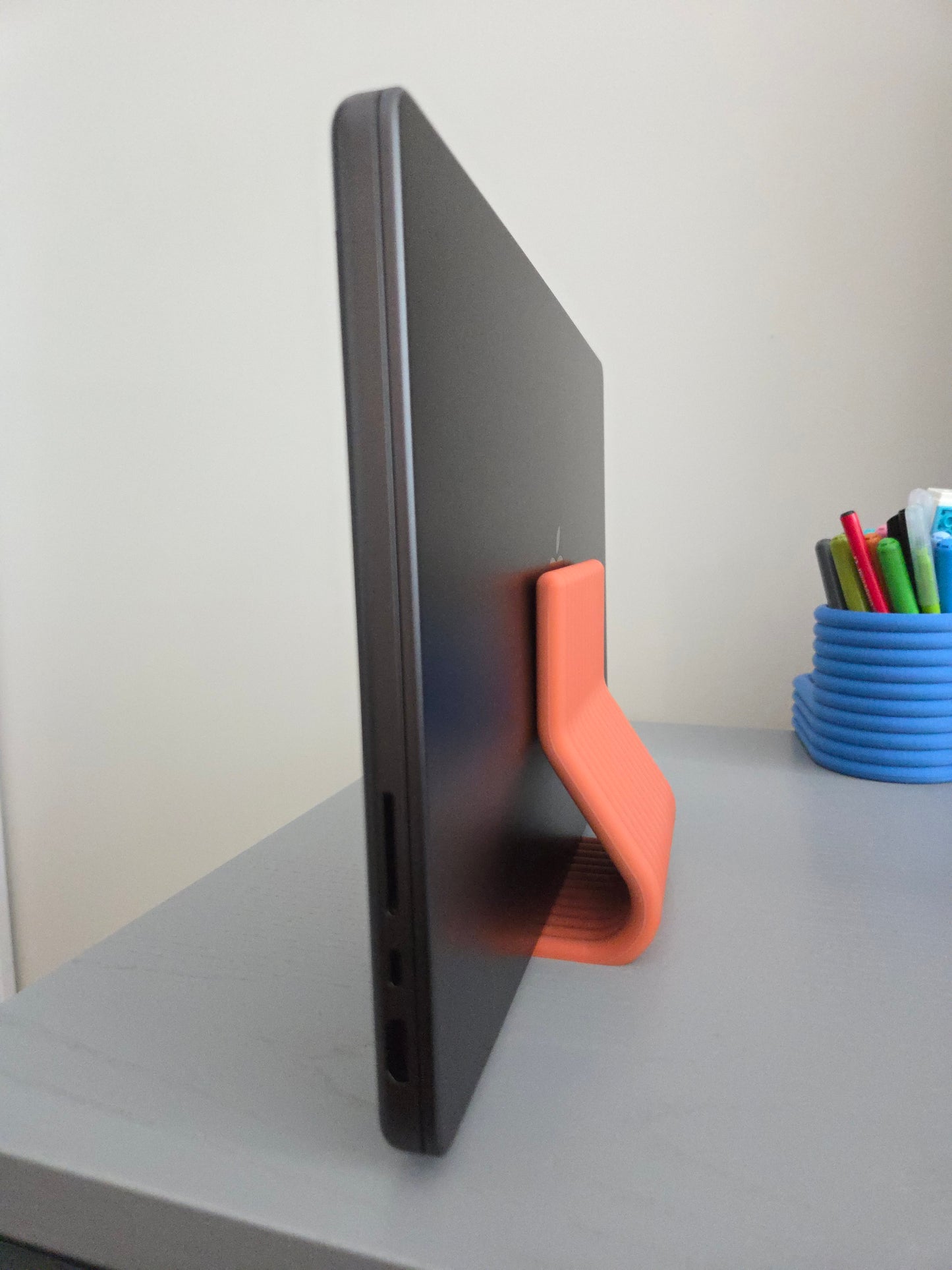 Ribbed Vertical Laptop Stand