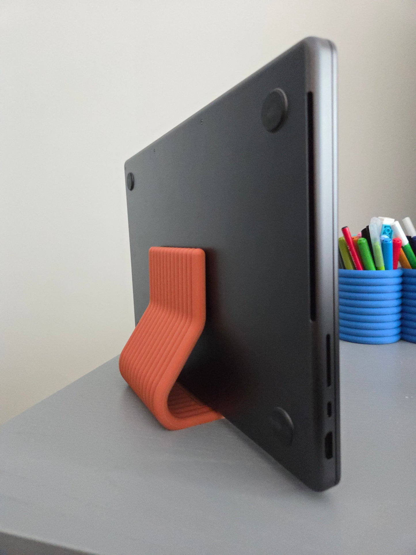 Ribbed Vertical Laptop Stand